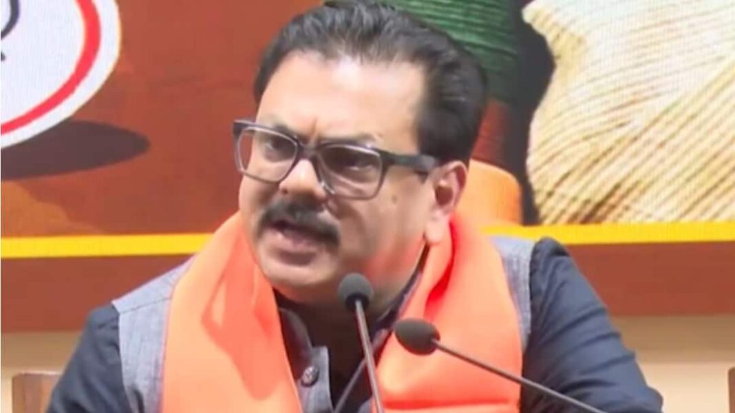 MCD Bypolls AAP Senior Leader Rajesh Gupta Joins BJP Gets Emotional On Induction Setback For AAP As Senior Leader Joins BJP Day Before Of MCD Bypolls: 