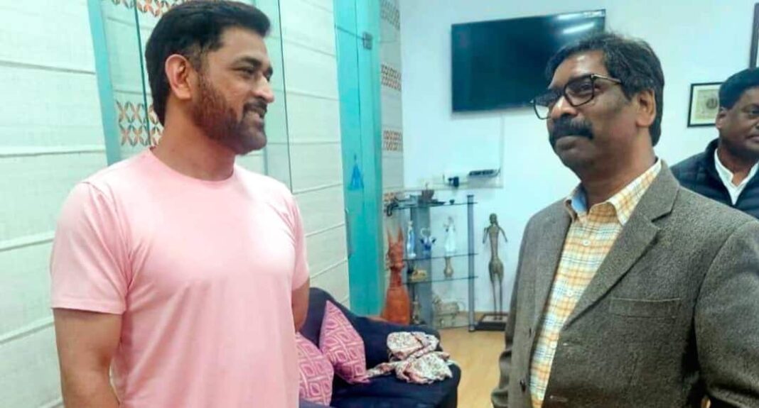 एमएस धोनी को हाउसिंग बोर्ड ने आवासीय भूखंड के उल्लंघन पर नोटिस भेजा
