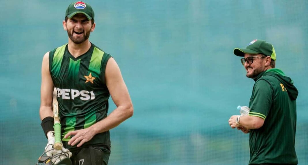 ENG vs PAK: क्या आज हार के साथ टी20 विश्व कप से बाहर हो जाएगा पाकिस्तान? सेमीफ़ाइनल परिदृश्य
