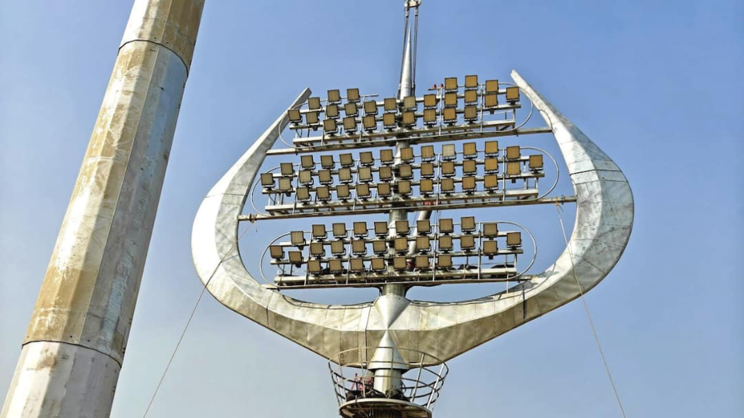 वाराणसी क्रिकेट स्टेडियम की 'त्रिशूल' फ्लडलाइट्स भगवान शिव का सम्मान करती हैं
