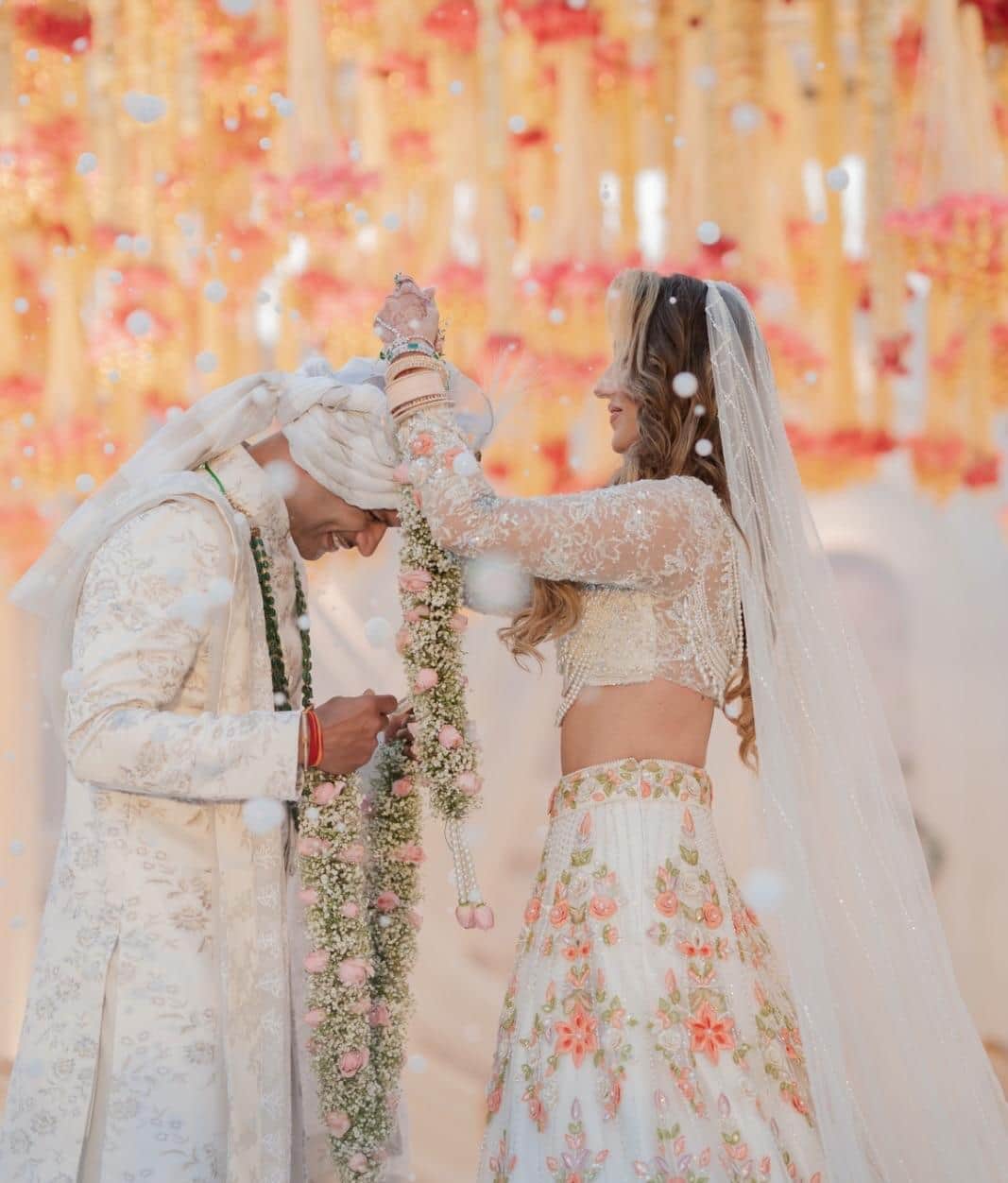 सोफी शाइन ने शिखर धवन के साथ शादी की लुभावनी नई तस्वीरें साझा कीं - नवीनतम तस्वीरें देखें