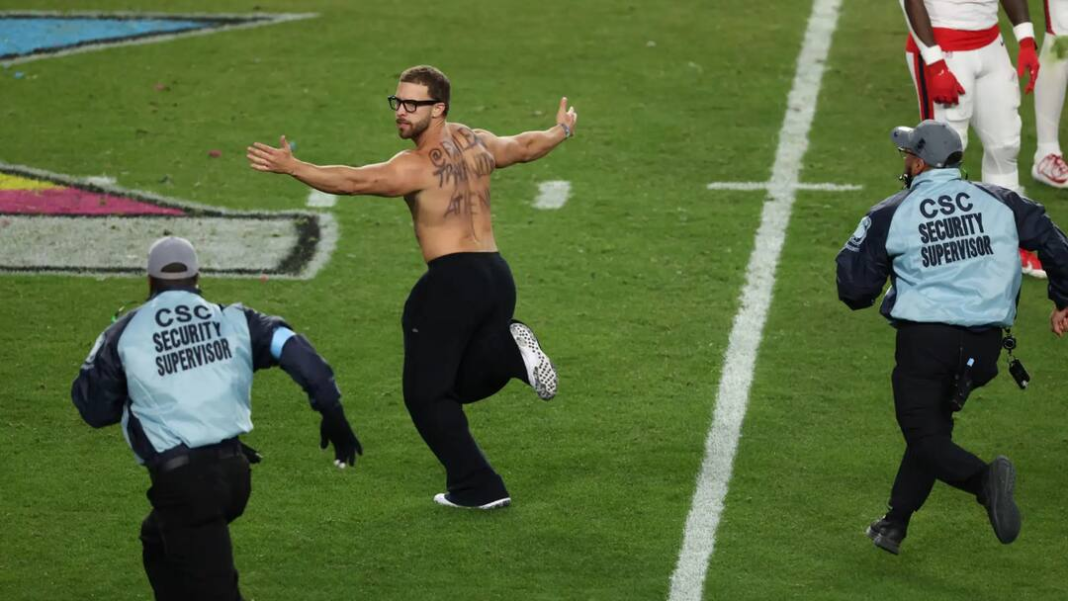 देखें: कैप्चर करने से पहले सुपर बाउल स्ट्रीकर का पीओवी पूरे मैदान में पीछा करता है
