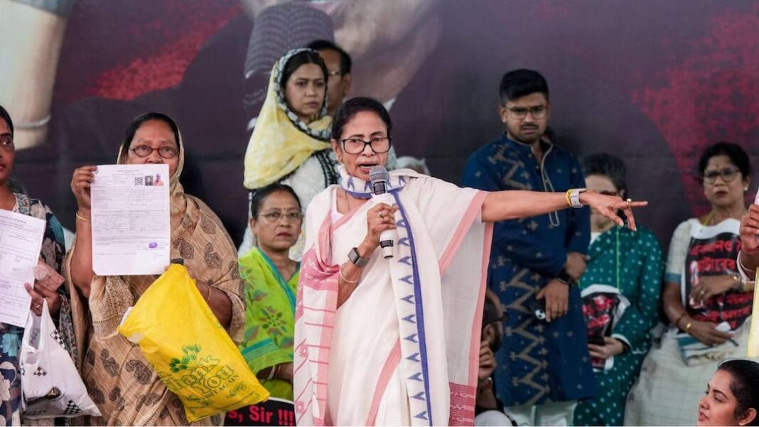 'मतदाताओं को हटाने का मतलब बंगाल को विभाजित करना है': ममता बनर्जी ने मतदाता सूची को लेकर चुनाव आयोग पर निशाना साधा
