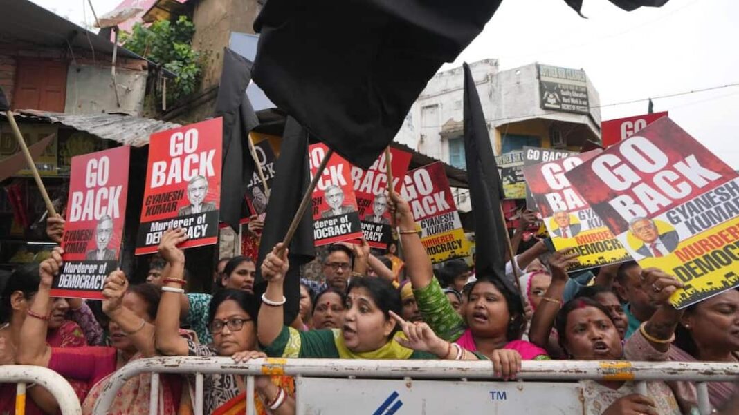 सीईसी ज्ञानेश कुमार को कोलकाता मंदिर यात्रा के दौरान 'वापस जाओ' के नारे, काले झंडों का सामना करना पड़ा
