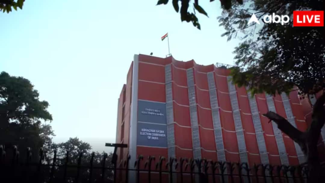 बंगाल चुनाव से पहले EC ने नौकरशाही में बड़े फेरबदल का आदेश दिया, 13 जिला मजिस्ट्रेट बदले गए
