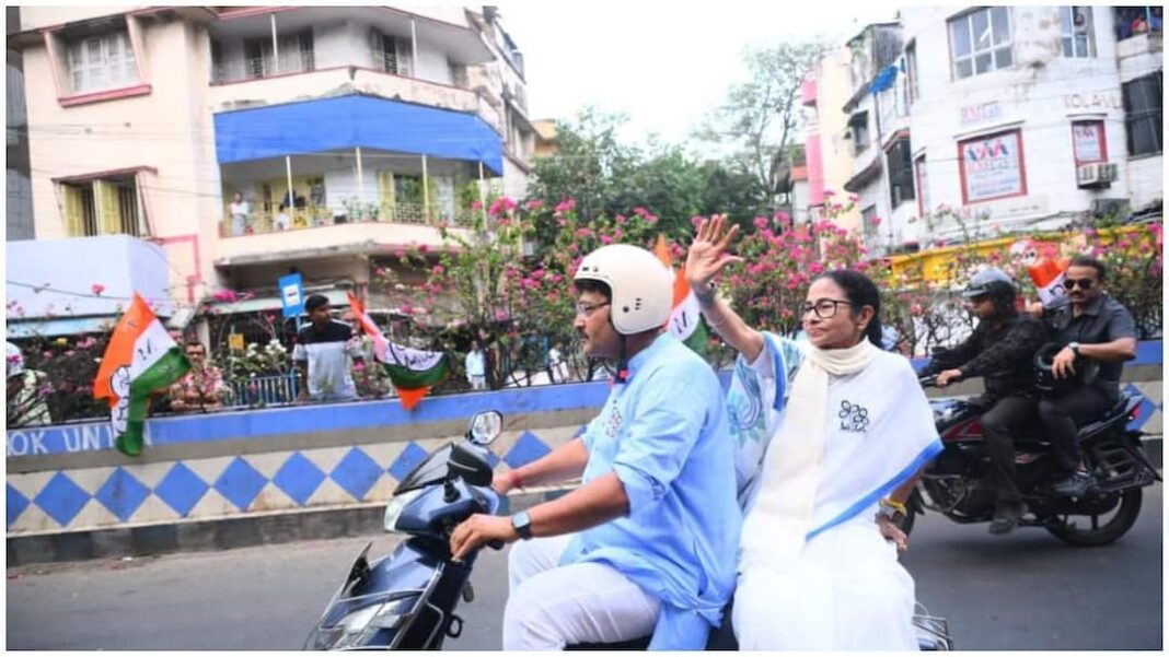 दूसरे चरण के मतदान से पहले कोलकाता में बाइक पर पीछे बैठीं ममता | घड़ी
