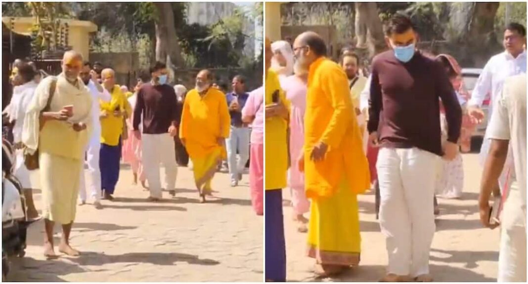 देखें: विराट कोहली और अनुष्का शर्मा ने वृन्दावन में आशीर्वाद लिया
