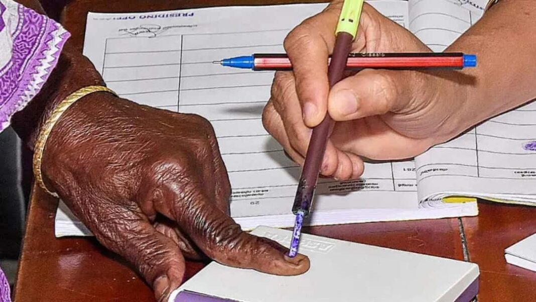 पश्चिम बंगाल चुनाव 2026: चुनाव आयोग ने सिविक, ग्रीन और छात्र पुलिस को चुनाव कर्तव्यों से रोका
