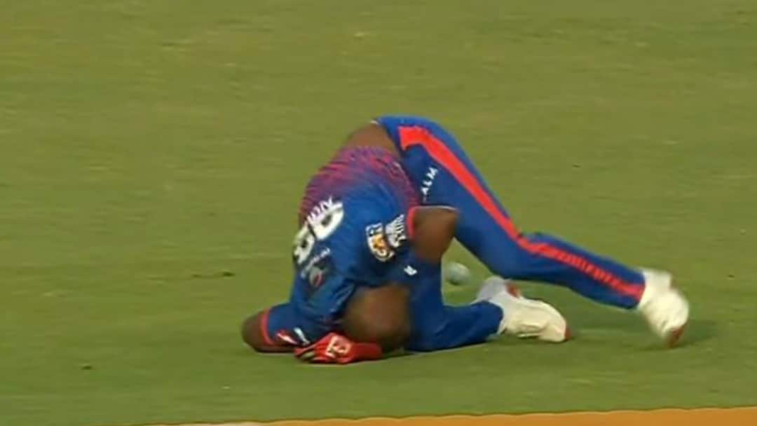 डीसी के लिए बुरी खबर! कैच लेने के प्रयास के दौरान बुरी तरह गिरने के बाद लुंगी एनगिडी का पैर खिंच गया
