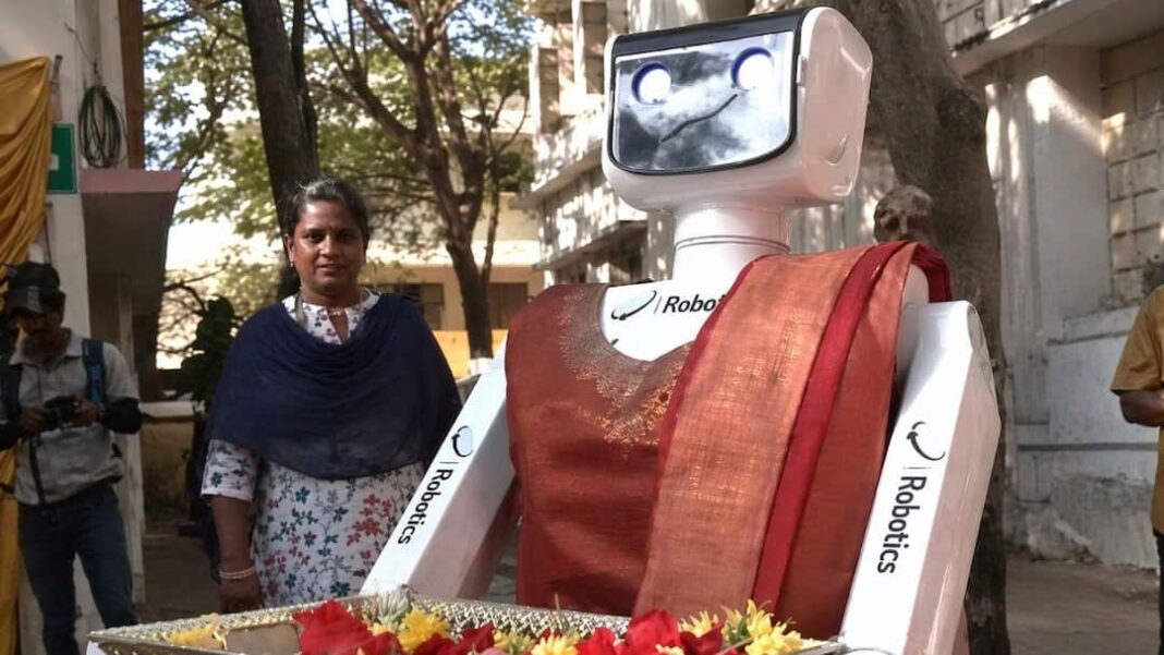 तमिलनाडु चुनाव: मतदान के दिन मतदाता जागरूकता फैलाने के लिए छात्रों ने रोबोट बनाया
