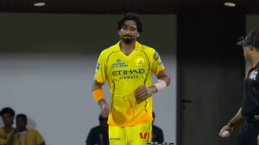 सीएसके बनाम केकेआर के दौरान प्रमुख गेंदबाज के बीच ओवर में रिटायर होने से सीएसके मुश्किल में है
