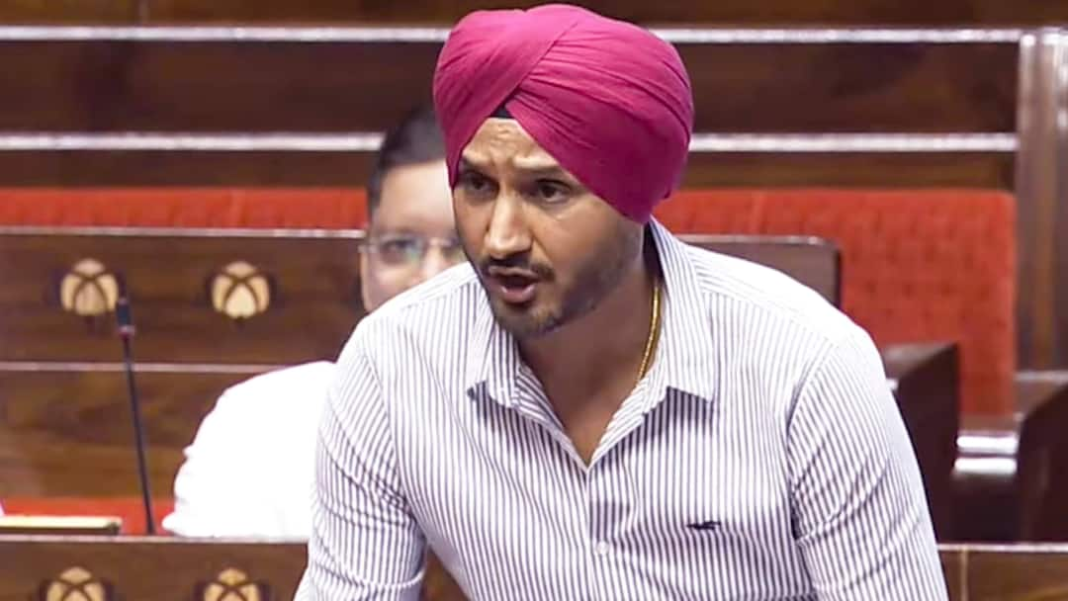 क्रिकेट आइकन हरभजन सिंह बीजेपी में शामिल; आप छोड़ने में राघव चड्ढा शामिल हुए
