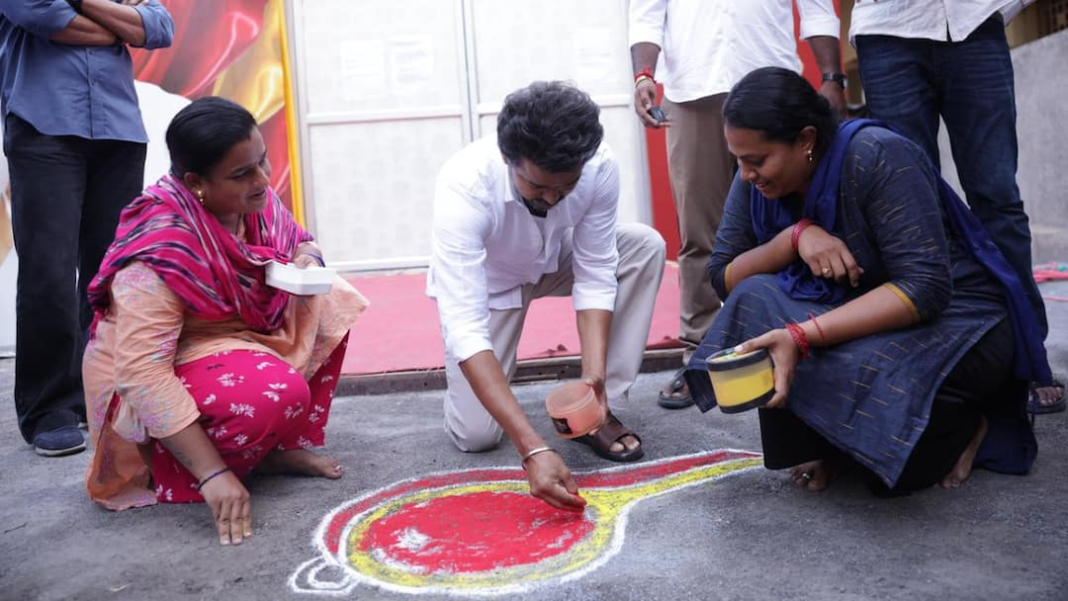 तमिलनाडु चुनाव 2026: टीवीके के विजय ने पेरम्बूर में आश्चर्यजनक रूप से घर-घर जाकर धावा बोला
