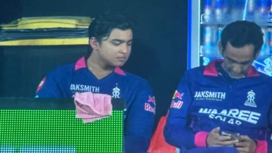 आरआर मुसीबत में? आईपीएल 2026 मैच के दौरान मैनेजर को डगआउट में फोन का इस्तेमाल करते देखा गया
