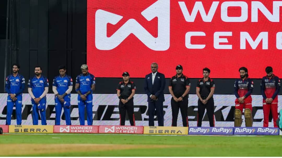 देखें: वानखेड़े चुप हो गए क्योंकि एमआई और आरसीबी ने आशा भोसले को श्रद्धांजलि दी
