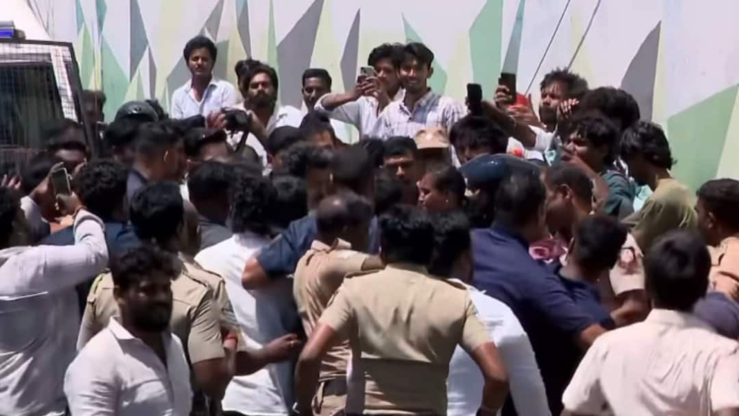 विजय त्रिची में घायल जोड़े की मदद के लिए बीच रोड शो में प्रचार बस से उतरे, वीडियो वायरल
