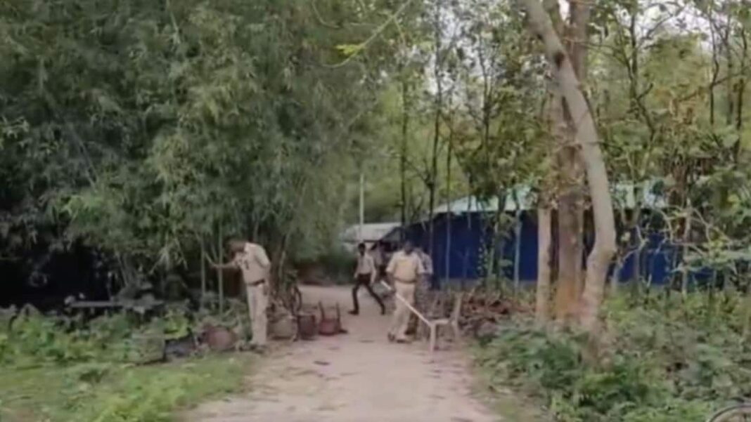 कूचबिहार में मतदान केंद्रों के पास टीएमसी कार्यकर्ताओं द्वारा सड़क अवरूद्ध किए जाने पर केंद्रीय बल तैनात हो गए
