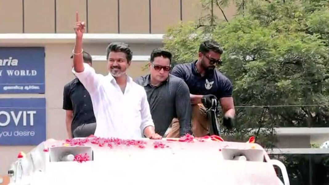 टीवीके के प्रचार अभियान में 'होलोग्राम विजय' मुख्य भूमिका में है
