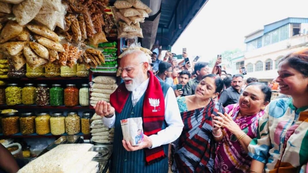 चुनावी रैली के बीच पीएम मोदी ने बंगाल में एक स्थानीय दुकान पर झालमुड़ी खाई, देखें...

