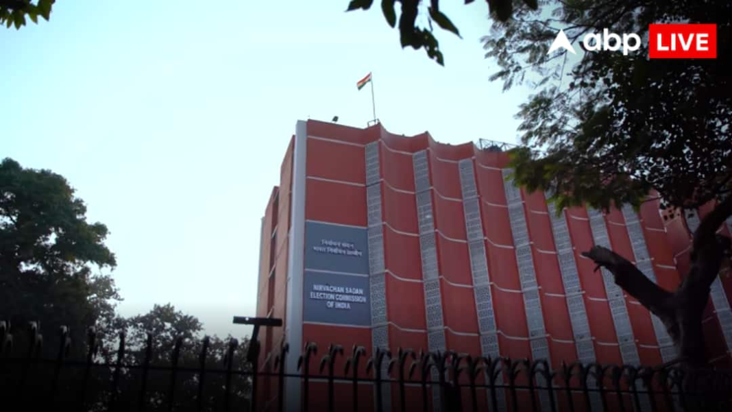 पश्चिम बंगाल चुनाव: ईसीआई ने टीएमसी के प्रचार के आरोपों पर 5 बीएलओ को निलंबित कर दिया
