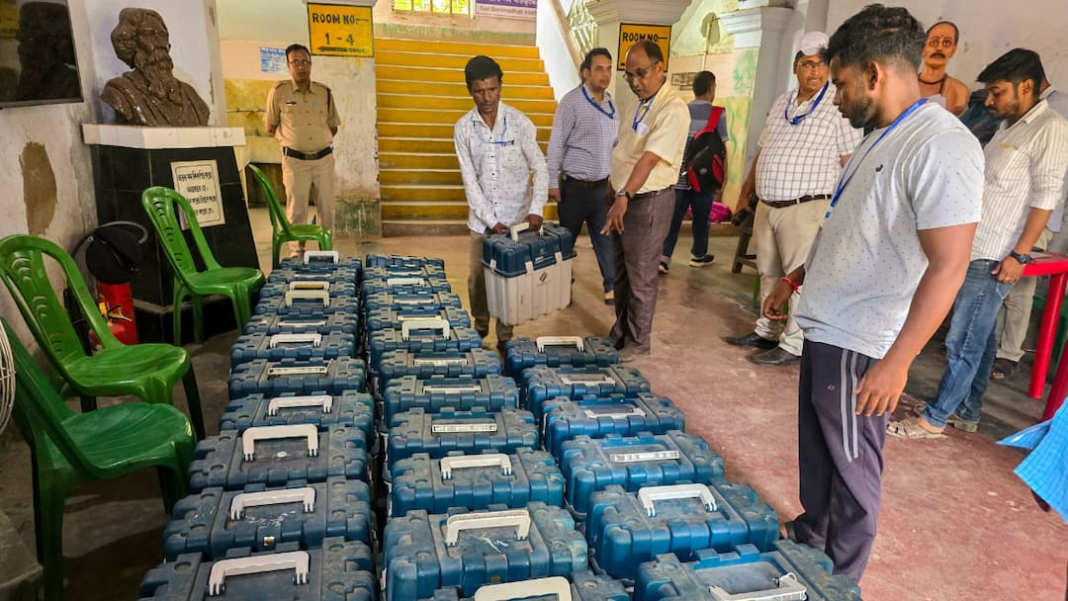 पश्चिम बंगाल चुनाव के दौरान 'गंभीर' कदाचार को लेकर EC ने 5 अधिकारियों को निलंबित कर दिया
