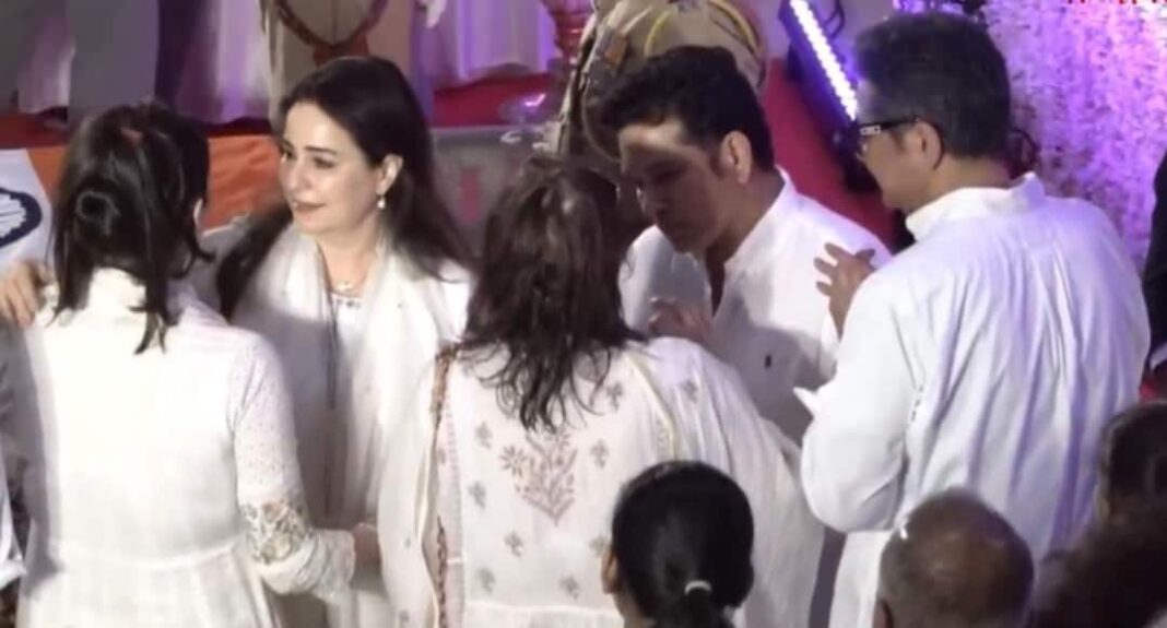 देखें: सचिन तेंदुलकर के आंसू छलक पड़े, उन्होंने आशा भोसले को भावभीनी अंतिम श्रद्धांजलि दी
