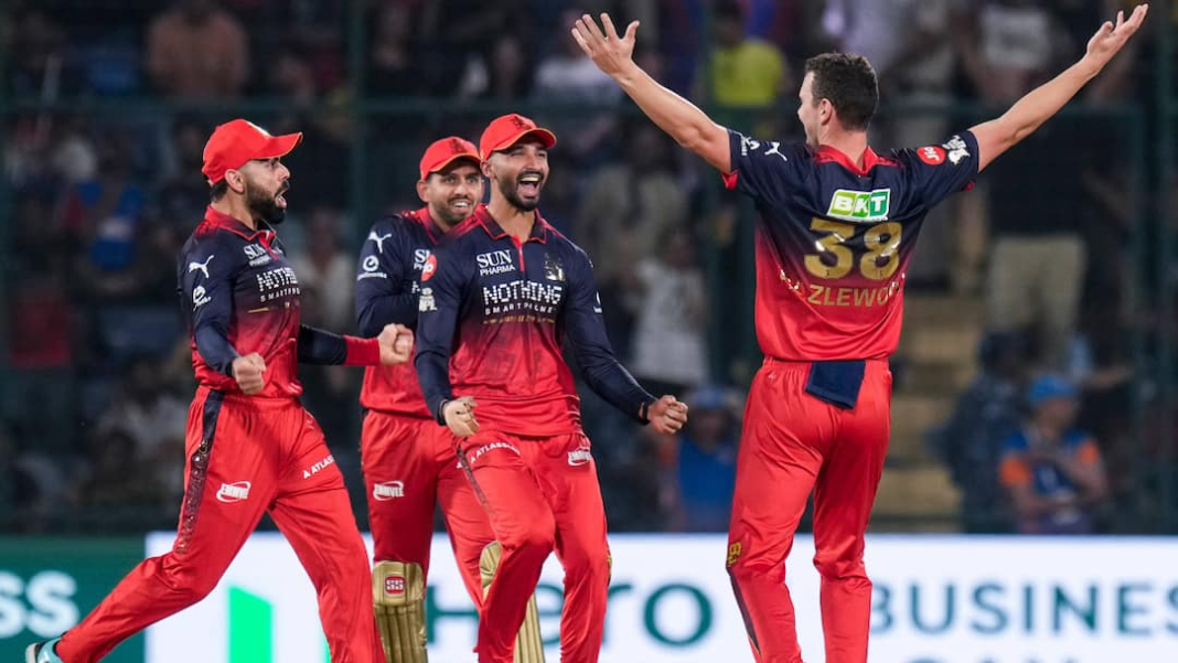 भुवी, हेज़लवुड और कोहली ने ऐतिहासिक कोटला मैच में दिल्ली कैपिटल्स को हराया
