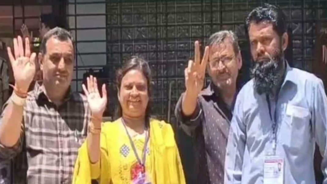 निर्दलीय अपेक्षा सोनी ने वोटिंग पैटर्न को तोड़ते हुए मुस्लिम बहुल गोधरा वार्ड 7 से जीत हासिल की
