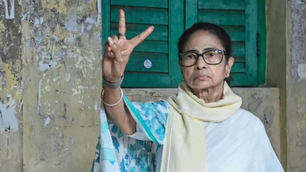 ममता बनर्जी ने भवानीपुर स्ट्रांगरूम का दौरा किया, ईवीएम से छेड़छाड़ की स्थिति में 'जीवन और मृत्यु' की लड़ाई की कसम खाई

