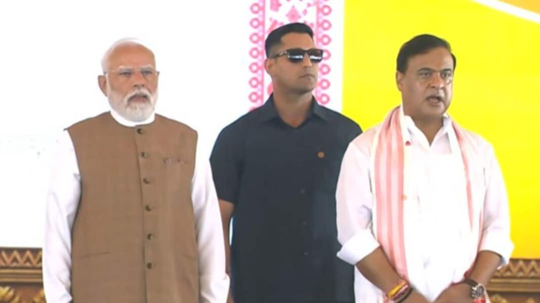 एनडीए की भारी जीत के बाद हिमंत बिस्वा सरमा ने दूसरे कार्यकाल के लिए असम के मुख्यमंत्री के रूप में शपथ ली

