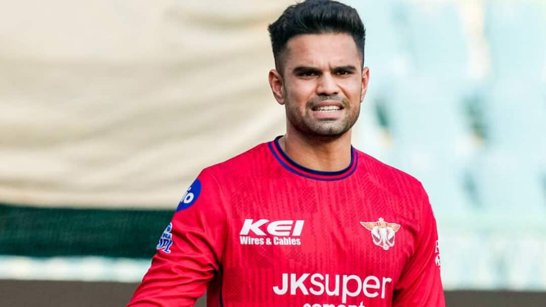 देखें: पत्नी सानिया चंडोक के साथ यात्रा करते समय अर्जुन तेंदुलकर ने पपराज़ी को देखा
