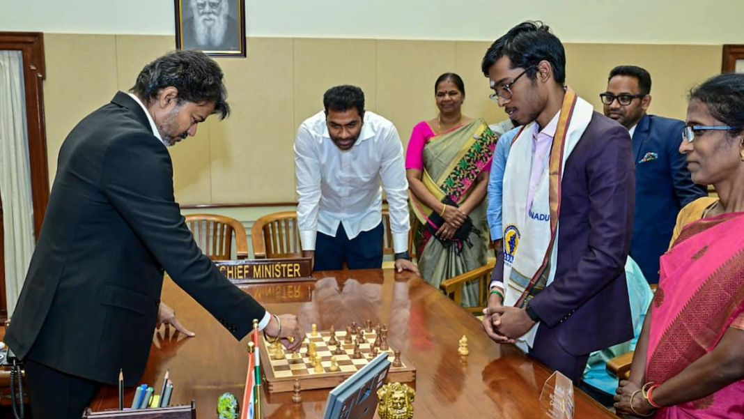 देखें: तमिलनाडु के मुख्यमंत्री सी. जोसेफ विजय को आर प्रग्गनानंद द्वारा चेकमेट किया गया; 50 लाख रुपये से सम्मानित
