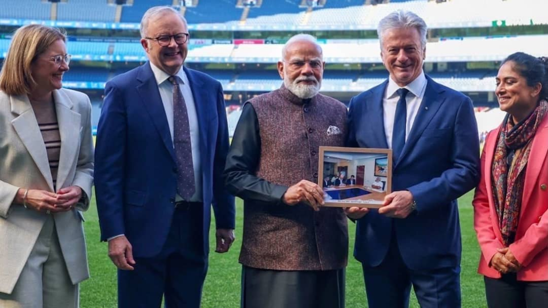 प्रधानमंत्री नरेंद्र मोदी ने एमसीजी में स्टीव वॉ से मुलाकात की, 20 साल पुरानी ऐतिहासिक तस्वीर उपहार में दी
